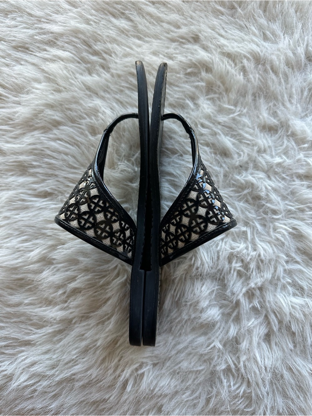 Tory Burch Black leather Sandals with Logo Cutouts beige background 8 - Picture 6 of 11